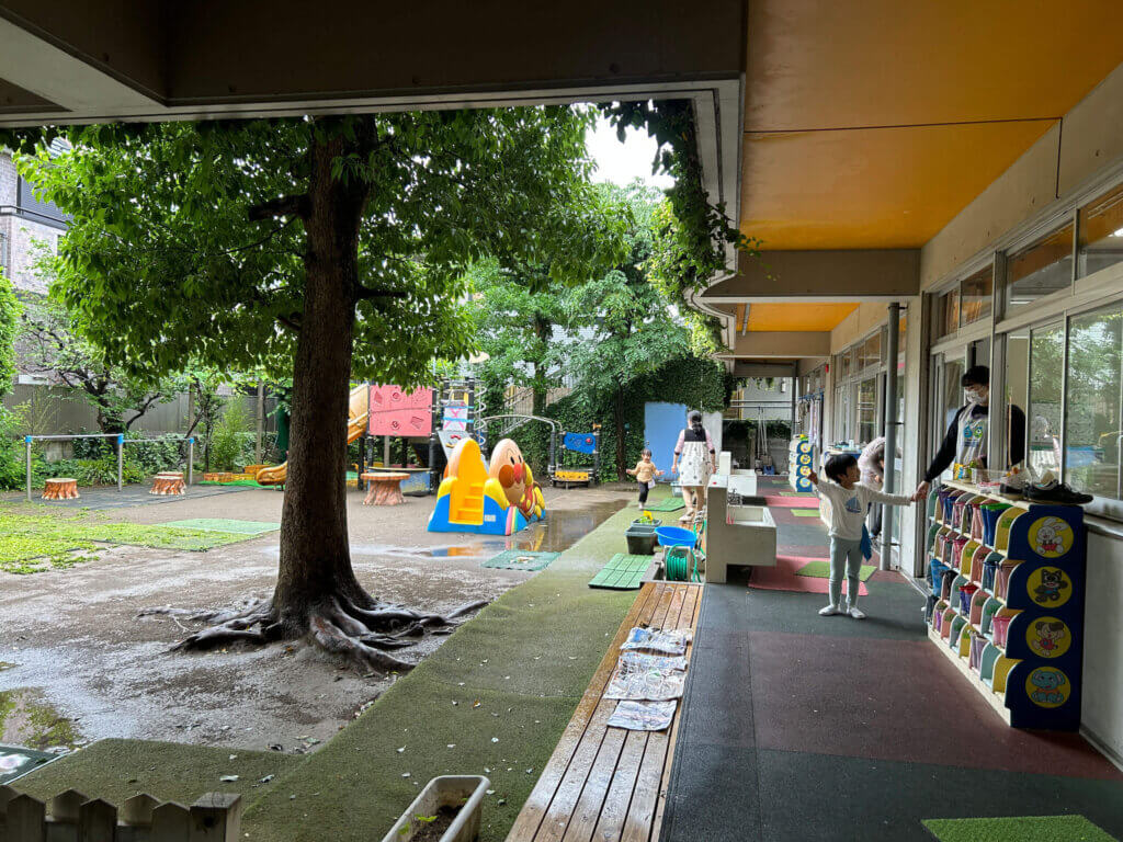 雨の日の幼稚園でのこどもの写真