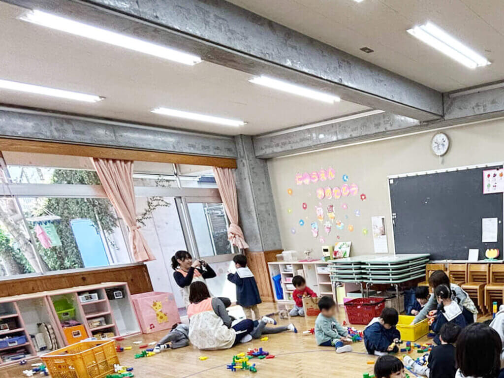 幼稚園の教室の様子の写真